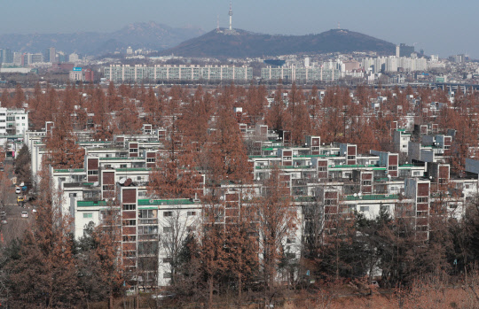 정부가 재건축 연한 강화 검토, 초과이익환수제 예상 부담금 공개 등 강남 주택시장에 대한 '융단폭격식' 규제 의지를 밝힌 가운데 서울 아파트값 상승세는 이번 주에도 지속됐다. 그러나 상승폭은 지난주보다 다소 둔화된 모습이다. 25일 한국감정원에 따르면 22일 기준 서울 지역의 주간 아파트 가격은 지난주 조사 대비 0.38% 올랐다. 주간 상승률로 2013년 조사 이래 역대 최대 수준이던 지난주(0.39%)와 비슷한 수준이지만 상승세는 다소 주춤한 모습이다. 사진은 26일 서울 서초구 반포 주공 아파트 모습.
